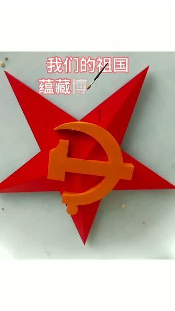 云南镇雄山体滑坡救援现场,消防员刚被提醒小心就遇石块滚落